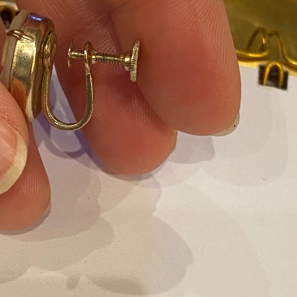 Vintage Cameo Screw Back Earring - Picture 3 of 6